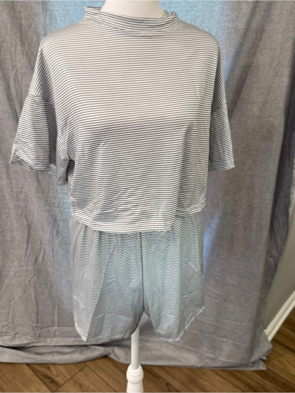 NWOT Women’s Striped Shorts Crop Top Set Size Large Gray White Loungewear 2 set